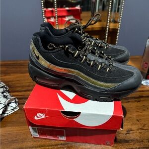 Nike Men's Sneakers in Black and Gold